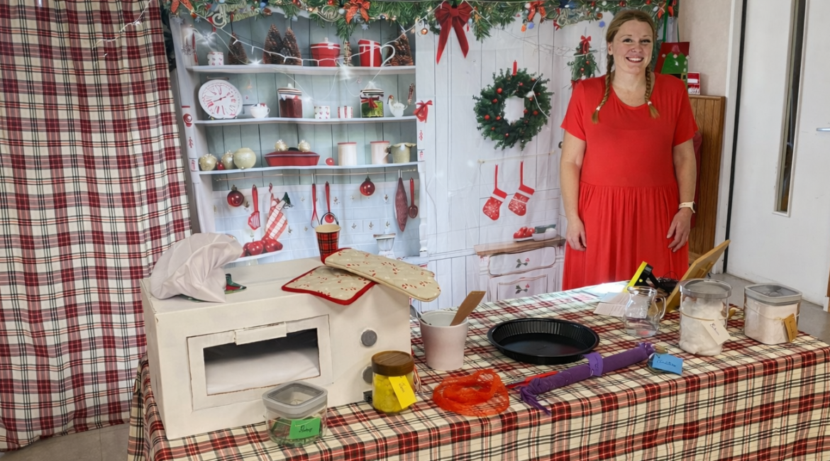 Stéphanie qui présente son spectacle de noel le gateau magique