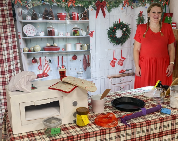 Stéphanie qui présente son spectacle de noel le gateau magique